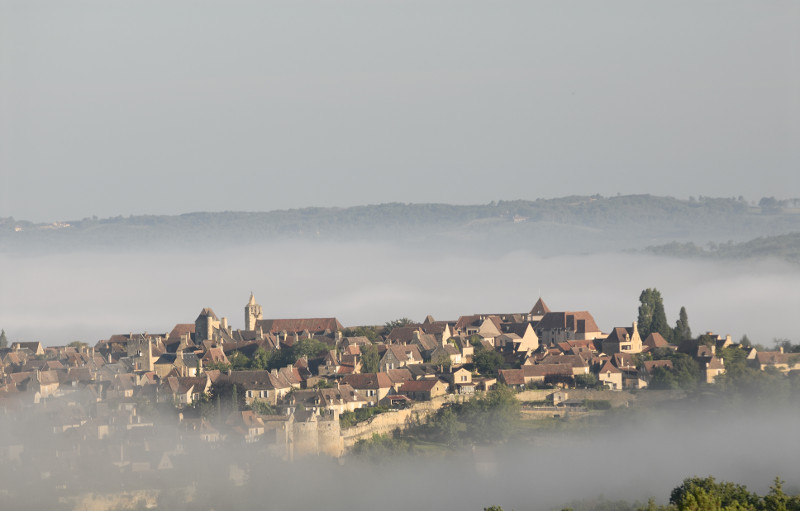 Domme sous la brume